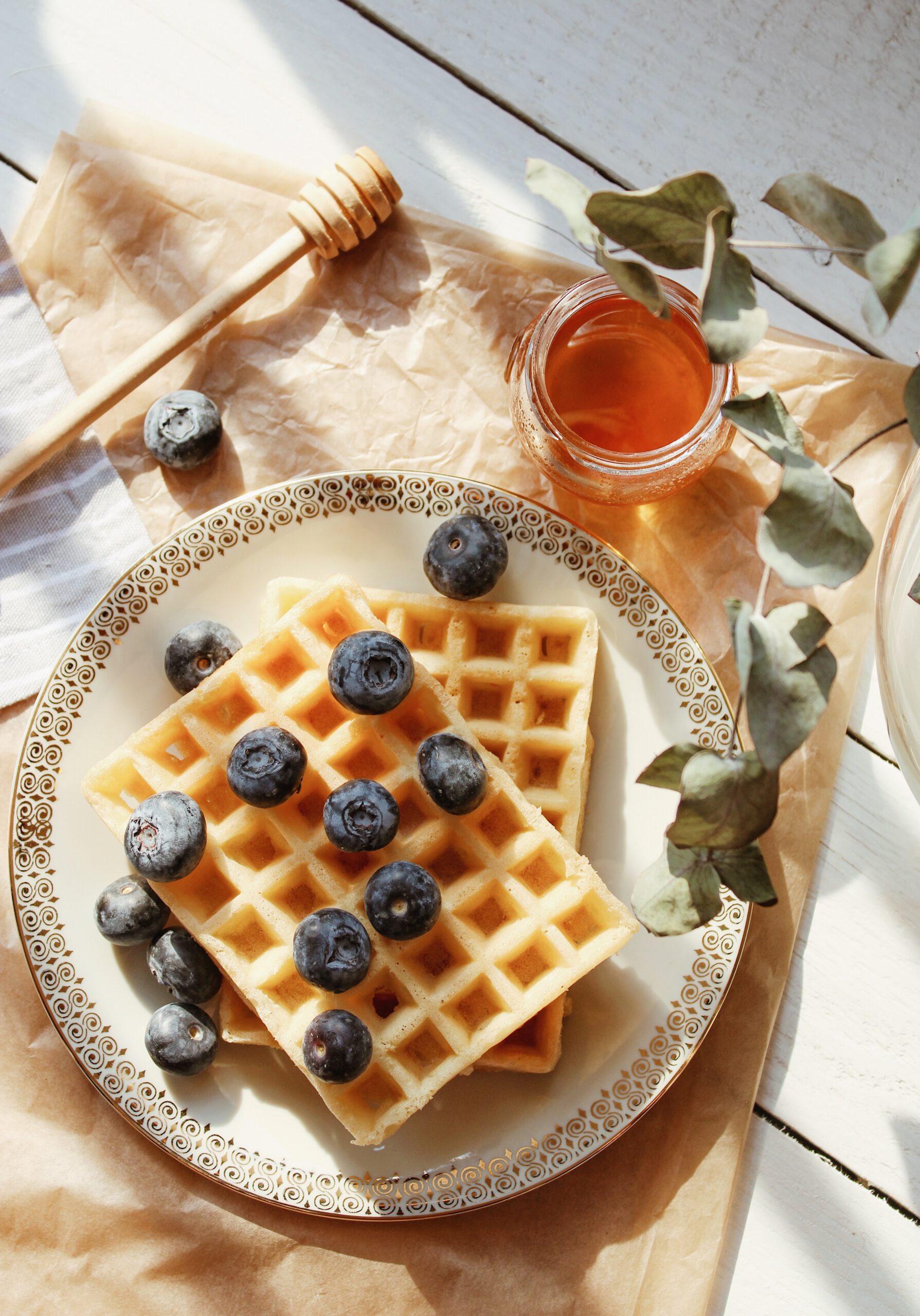 HEALTHY WAFFLES WITH RED FRUITS