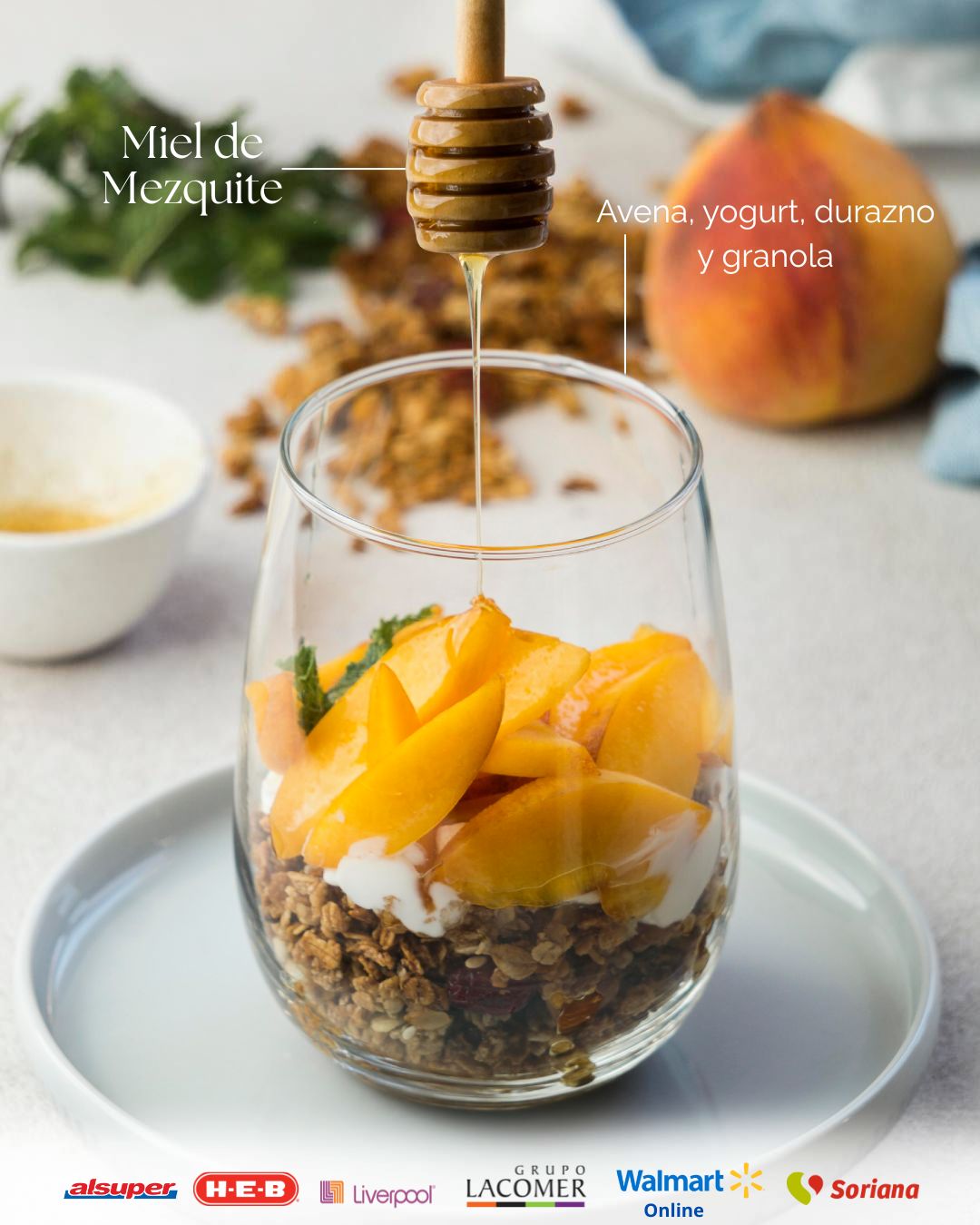 🥣 Bowl de granola con yogurt griego, avena, durazno y miel de mezquite Ceimayá